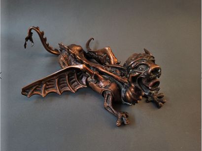  Mannette comprenant : 
- Un élément de fontaine (?) en bronze en forme de dragon....