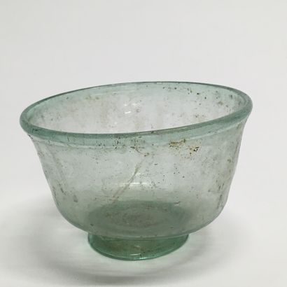 null Glass bowl, fairly straight shape with a slight bulge at the neck and on a small...