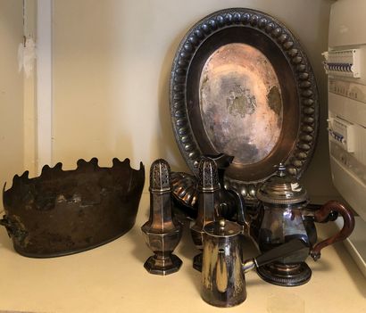null Silvered metal lot composed of two dusters, a shell soap dish, a teapot and...