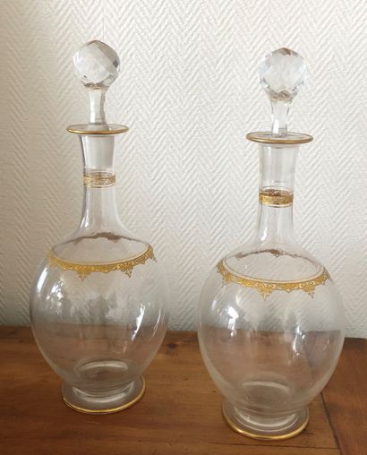null Pair of crystal decanters. 

Gold piping, with its stoppers

Height: 27,5 c...
