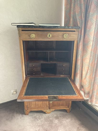 null Veneered secretary, opening with a drawer, a flap and two leaves, top of

Saint...