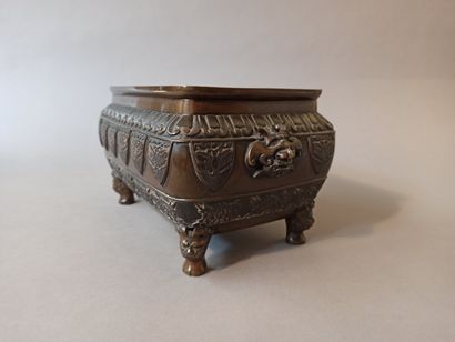 null CHINA

Bronze incense burner decorated with stylized friezes, two mascaron sockets,...