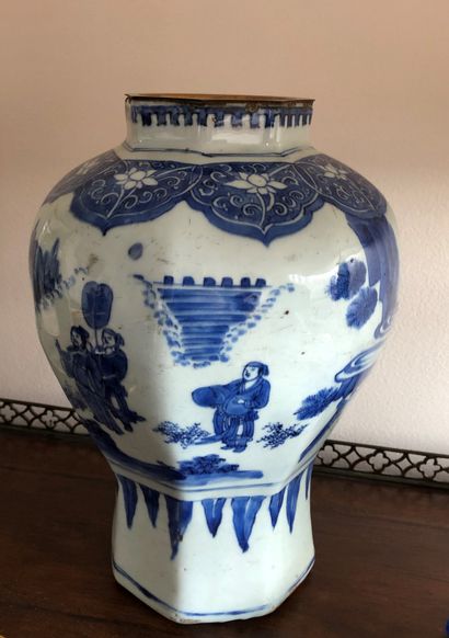 null CHINE

Vase balustre en porcelaine bleu et blanc à décor de courtisans. 

Dynastie...