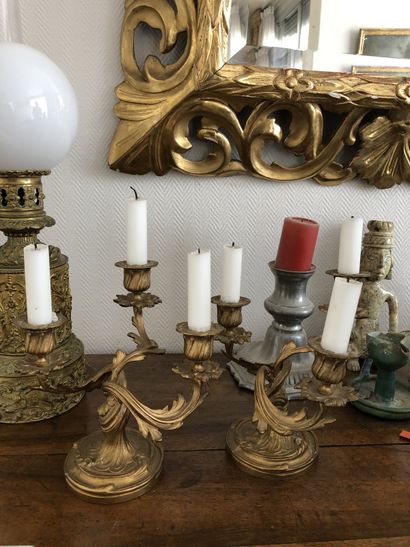 null Paire de candélabres à trois bras de lumière en bronze doré. 

Style Louis XV

H....