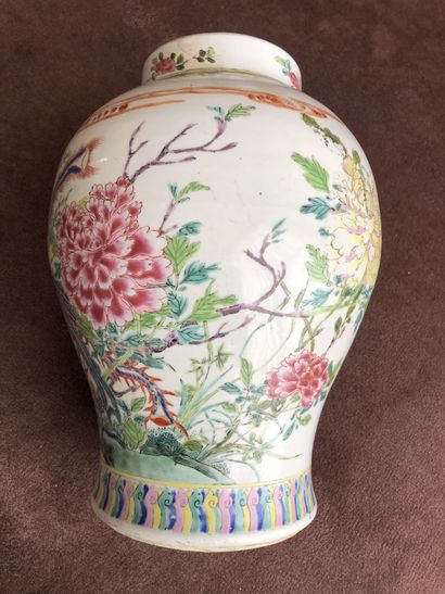null CHINE

Vase balustre en porcelaine à décor polychrome d'échassiers dans des...