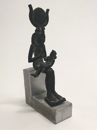 null Isis lactans en bronze. 

Égypte, Basse Époque

Haut. 12 cm