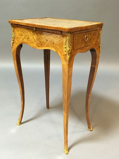 null Table à écrire d'époque Louis XV

En placage de bois exotique et marqueterie...