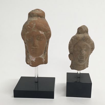 null Deux têtes féminines en terre cuite 

Époque gréco-romaine

Traces de polychromie

H.:...