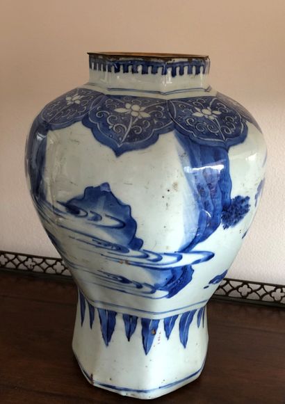 null CHINA

A blue and white porcelain baluster vase decorated with courtiers. 

Ming...