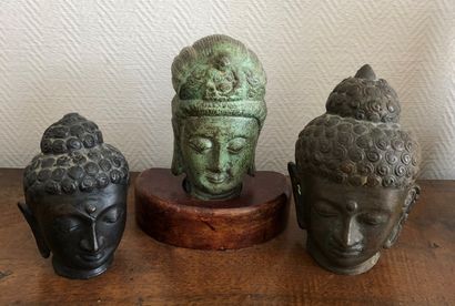 null Set of three Buddha heads

Bronze and metal, one on a base

H. of the largest:...
