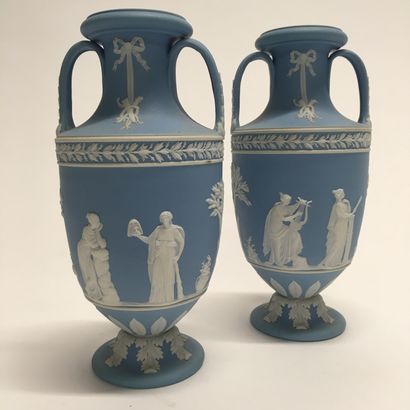 null WEDGWOOD

Pair of porcelain urns with white decoration in light relief on a...
