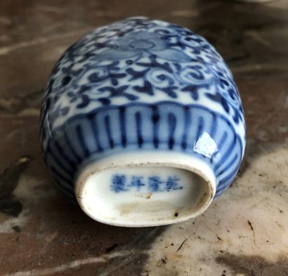null Ensemble de pièces de Chine composé : 

- Bol en porcelaine à décor de dragon,...