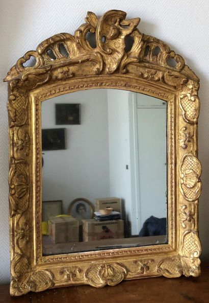 null Curved mirror

Carved gilded wood, rocaille pediment

18th century

Small accidents

63,5...