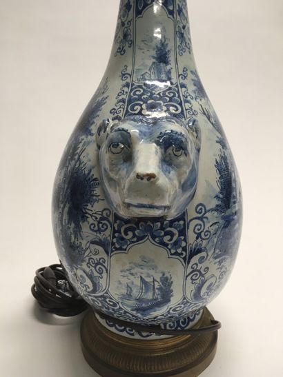 null Vase en forme de gourde en céramique émaillée blanc-bleu, à décor de scènes...