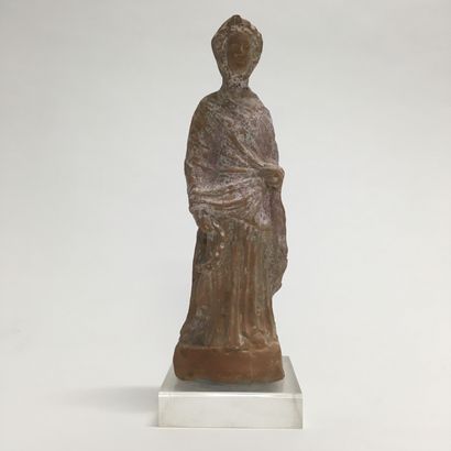 null Female terracotta statuette 

Hellenistic art, Magna Graecia, 3rd century B.C.

Polychromy...