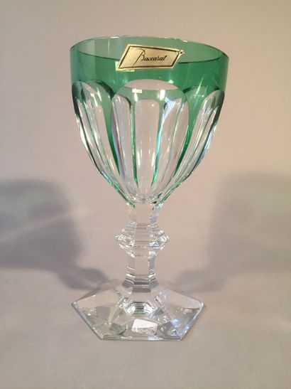 null BACCARAT

Hanap glass with green lining, signed and numbered. 

In its box and...