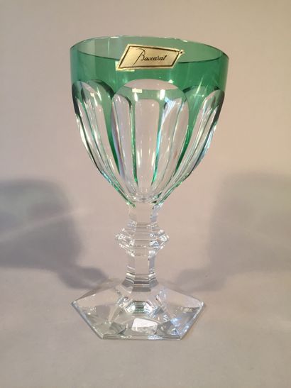 null BACCARAT

Verre Hanap coupe doublée verte, signé et numéroté. 

Dans sa boîte...