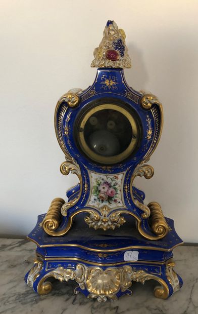null Pendule et son socle en porcelaine de Paris du XIXe siècle, de style Louis XV,...