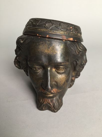 null Lot of 9 tobacco pots including : 

- Head of a grimacing man, with cigar at...