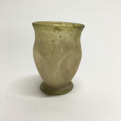 null Green glass beaker with depressions. 

Eastern Mediterranean, 3rd-4th century

H....