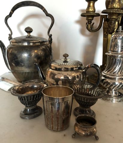 null Silver lot including: 

- ODIOT

A large silver teapot with the number

H. 30...