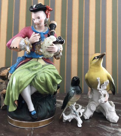 null Lot en porcelaine comprenant :

-	Une musicienne et sa musette

-	Deux oiseaux

Accidents...