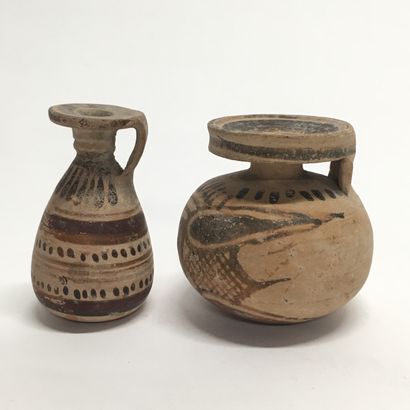 null Two terracotta aryballes with linear decoration. 

Coryinth and Magna Graecia,...
