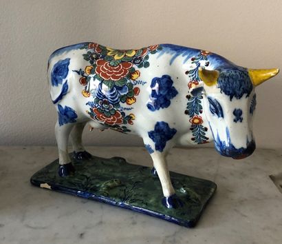 null Delft earthenware cow of the 18th century, with polychrome decoration. 

Missing,...