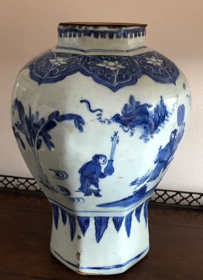null CHINA

A blue and white porcelain baluster vase decorated with courtiers. 

Ming...