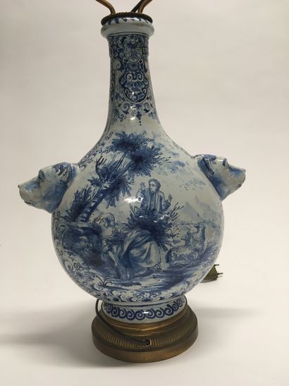 null Vase en forme de gourde en céramique émaillée blanc-bleu, à décor de scènes...