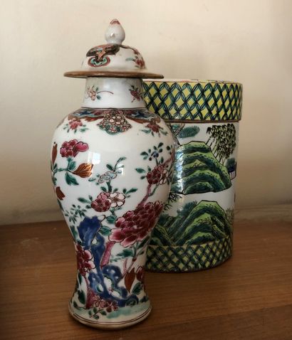 null 
CHINE




Petit vase balustre en porcelaine de la Compagnie des Indes à décor...