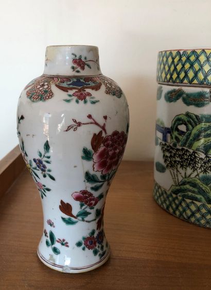 null 
CHINA





Small baluster vase in porcelain of the Compagnie des Indes with...