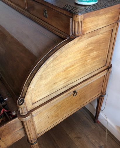 null 
Louis XVI period cylinder desk





All sides in mahogany and mahogany veneer...