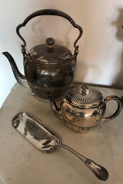 null Silver lot including: 

- ODIOT

A large silver teapot with the number

H. 30...