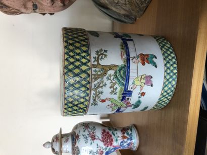 null 
CHINE




Petit vase balustre en porcelaine de la Compagnie des Indes à décor...