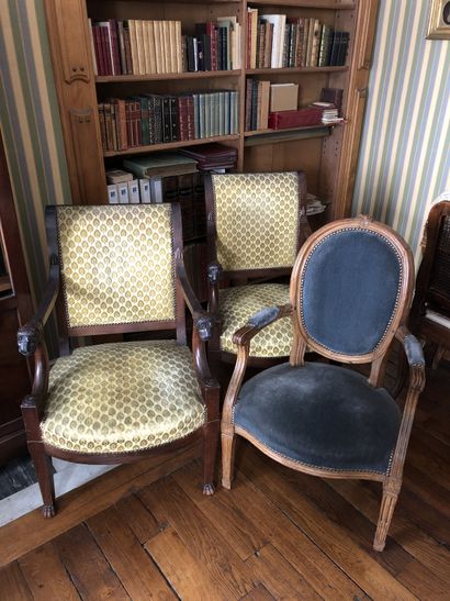 null Pair of Empire style armchairs with lion head arms. 

Small damages and restorations.

88...