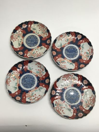 null Lot including:

- A blue, red and gold decorated porcelain bowl with flowers...