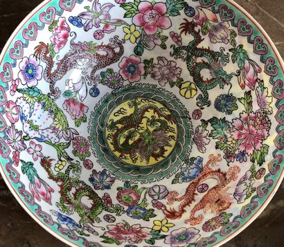 null Set of China pieces composed of: 

- Porcelain bowl decorated with dragon, flowers...