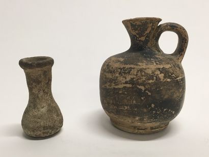 null Two terracotta aryballes with linear decoration. 

Coryinth and Magna Graecia,...