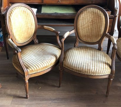 null Pair of armchairs in the Louis XVI style

In natural wood, with medallion back

Minor...