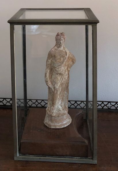 null Tanagra, formerly polychrome terracotta. 

Restoration

H. about 20 cm

Glass...