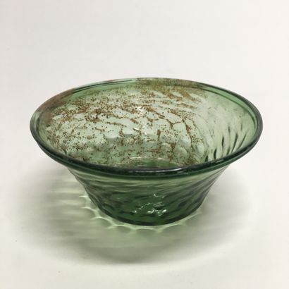 null Green glass bowl with "honeycomb" body. 

Near East, 12th century

D. 9.5 cm....