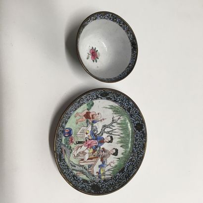 null Enameled metal cup and saucer. 

Canton, late 18th century

D.: 3,8 and 10 ...