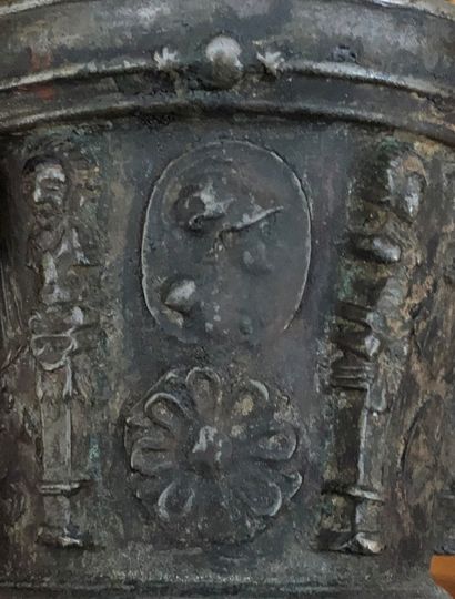 null Mortier et son pilon en bronze à six contreforts alternés de médaillons fleuris...