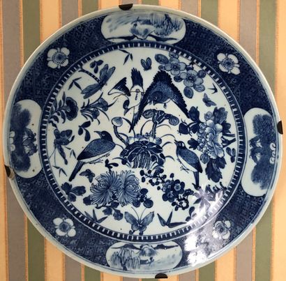 null Grand plat creux en porcelaine blanc bleu à décor d’oiseaux dans des feuillages

Japon,...