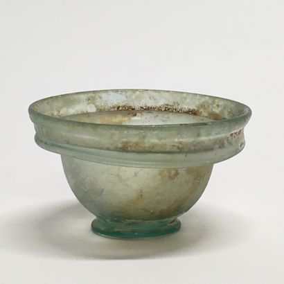 null Glass bowl, the body slightly rounded, with a wide neck with gutter and "pinches",...