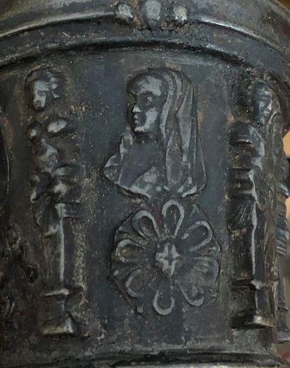 null Mortier et son pilon en bronze à six contreforts alternés de médaillons fleuris...