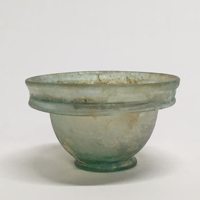 null Glass bowl, the body slightly rounded, with a wide neck with gutter and "pinches",...