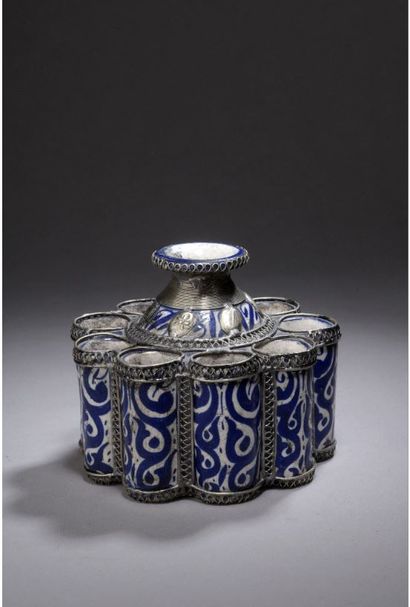 null Lot including : 

- An earthenware and pewter flower pot with blue decoration...