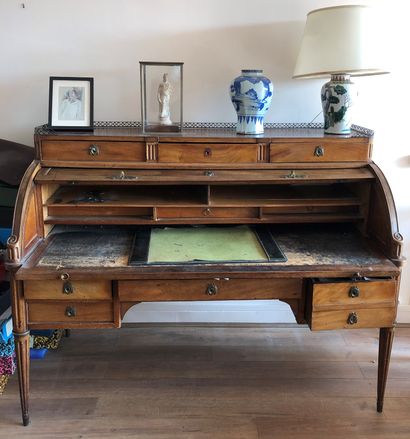 null 
Louis XVI period cylinder desk





All sides in mahogany and mahogany veneer...